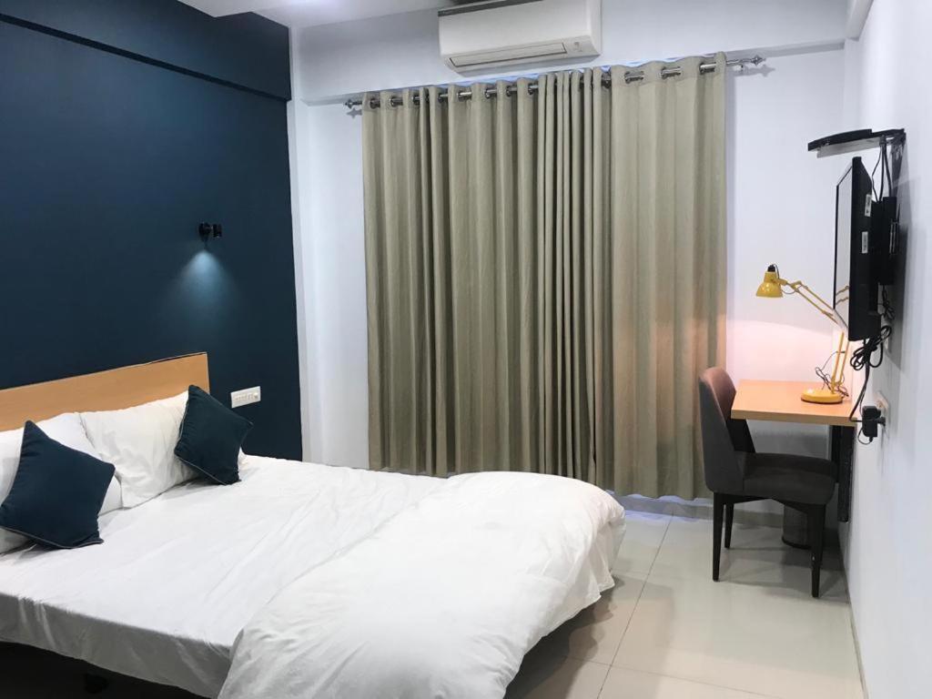 Hooliv 7 Avenues G Block Hotel Pune Exterior foto