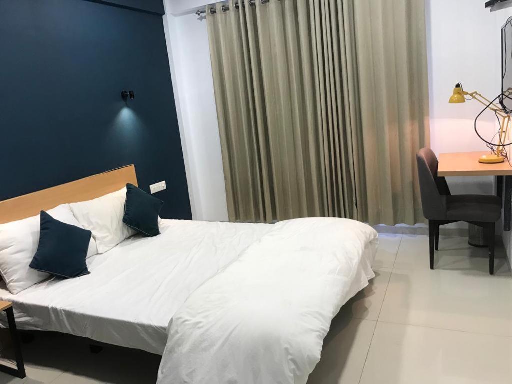 Hooliv 7 Avenues G Block Hotel Pune Exterior foto